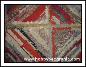 Kwadratowy dywanik zrobiony ręcznie z resztek