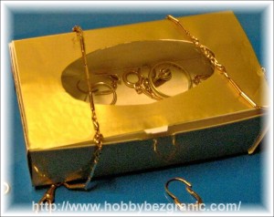 złote pudełko na biżuterie